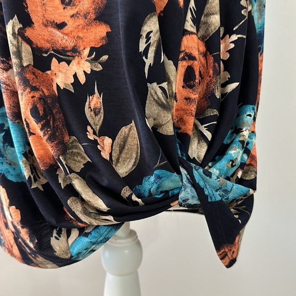 Dressy Sleeveless Blouse With Floral Design - Picture 3 of 3